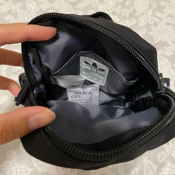 NEW Adidas Crossbody Bag (Black) - Picture 5 of 9